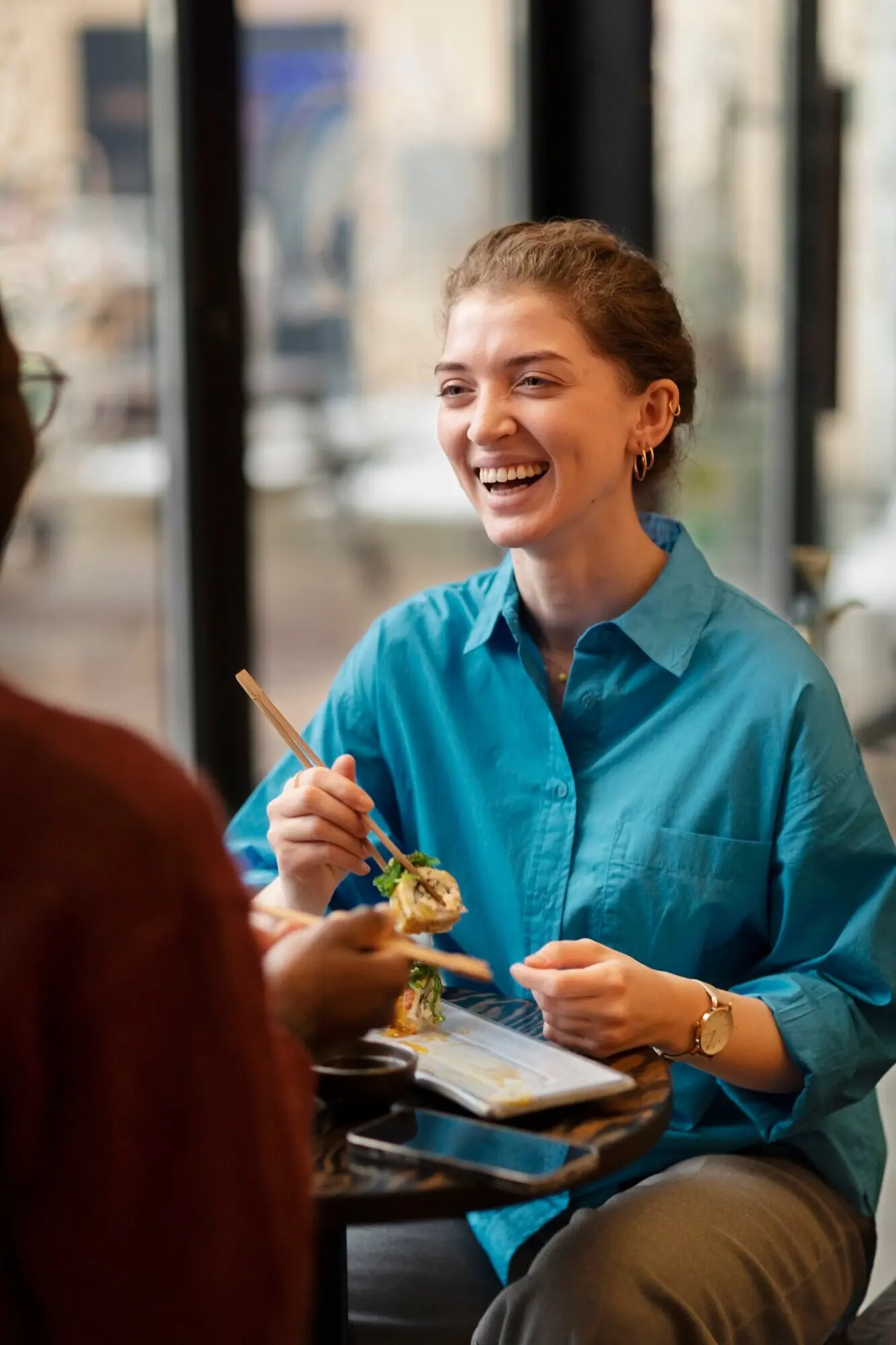 Ein Paar genießt Essen im Restaurant.