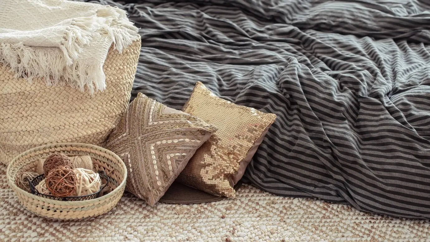 Dekorative Gegenstände in einem gemütlichen Wohninterieur.