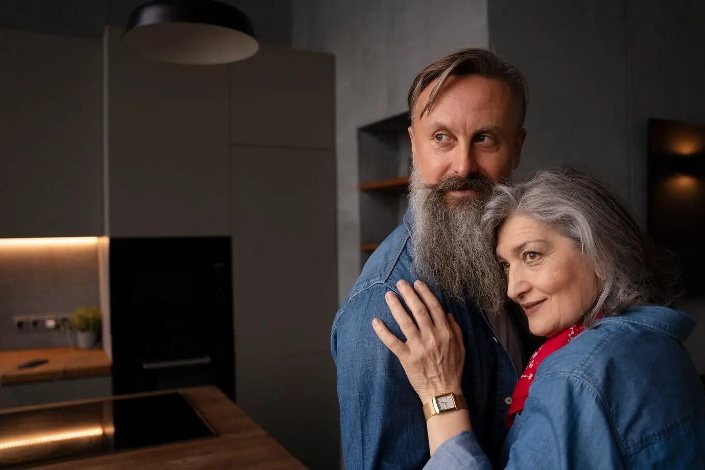 Seniorenpaar tanzt zu Hause